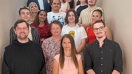 Die examinierten Pflegefachfrauen und -männer zusammen mit Klinikums-Geschäftsführer Daniel Albus (hinten), Schulleiterin Carina Schütz (vorne Mitte), Frater Sebastian Fritsch (vorne links) und den Kursleiterinnen Hedwig Zimmermann und Anette Lerach. Die examinierten Pflegefachfrauen und -männer zusammen mit Klinikums-Geschäftsführer Daniel Albus (hinten), Schulleiterin Carina Schütz (vorne Mitte), Frater Sebastian Fritsch (vorne links) und den Kursleiterinnen Hedwig Zimmermann und Anette Lerach.