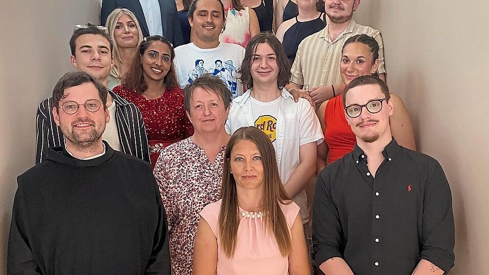 Die examinierten Pflegefachfrauen und -männer zusammen mit Klinikums-Geschäftsführer Daniel Albus (hinten), Schulleiterin Carina Schütz (vorne Mitte), Frater Sebastian Fritsch (vorne links) und den Kursleiterinnen Hedwig Zimmermann und Anette Lerach. Die examinierten Pflegefachfrauen und -männer zusammen mit Klinikums-Geschäftsführer Daniel Albus (hinten), Schulleiterin Carina Schütz (vorne Mitte), Frater Sebastian Fritsch (vorne links) und den Kursleiterinnen Hedwig Zimmermann und Anette Lerach.