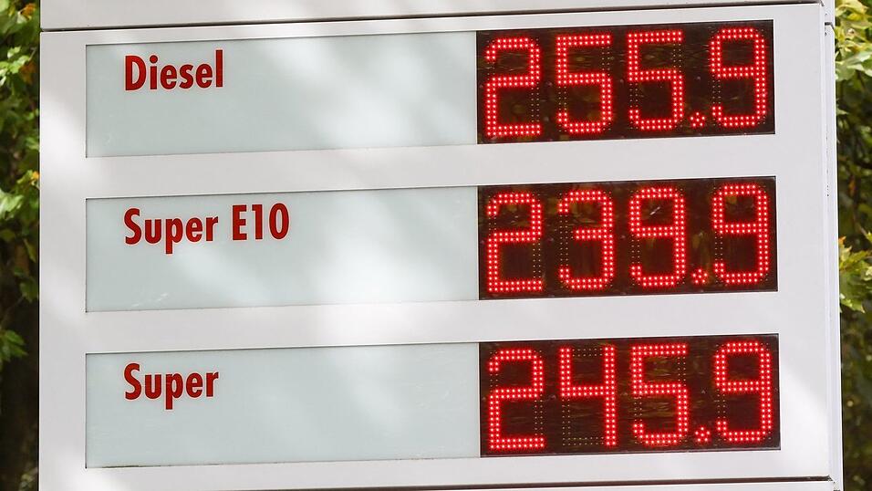 Die Spritpreise steigen. Die Spritpreise steigen.