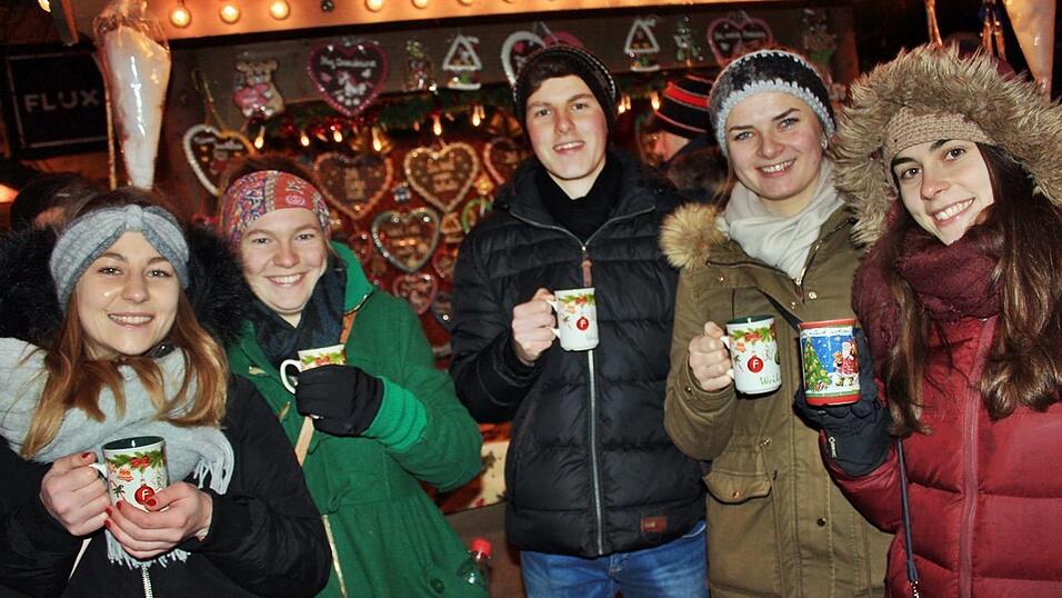 Der Christkindlmarkt und die Weihnachtspyramide geh&ouml;ren in der Adventszeit zu den beliebtesten Treffpunkten in Landshut.