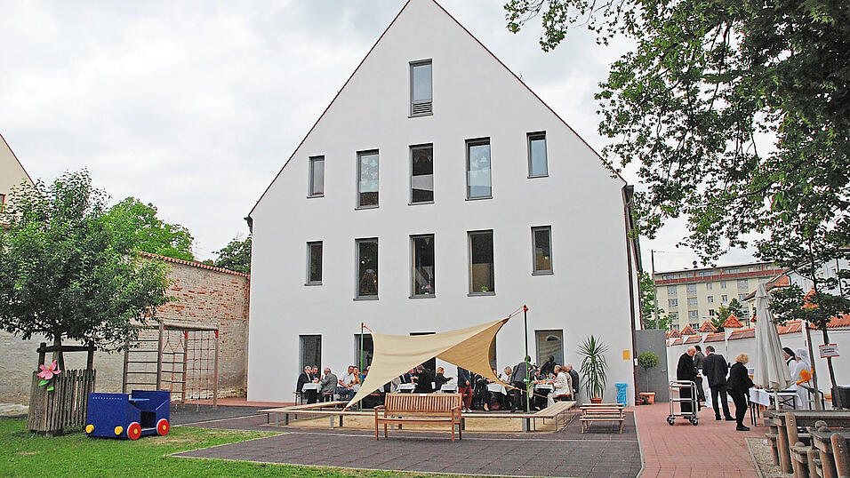 Der Kindergarten in Seligenthal ist eine von derzeit 46 Betreuungseinrichtungen in Landshut. Nur drei davon werden aktuell in städtischer Trägerschaft betrieben. Der Kindergarten in Seligenthal ist eine von derzeit 46 Betreuungseinrichtungen in Landshut. Nur drei davon werden aktuell in städtischer Trägerschaft betrieben.