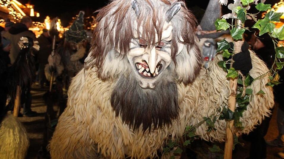 Die Perchtengruppe 'Frisinger Fratz'n' trat am Mittwochabend auf dem Landshuter Christkindlmarkt auf. Die Perchtengruppe 'Frisinger Fratz'n' trat am Mittwochabend auf dem Landshuter Christkindlmarkt auf.