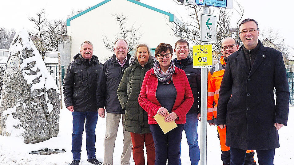Gemeindechronist Konrad Rothammer, Via-Nova-Beauftragter Karl-Heinz Lorper, Landkreis-Tourismusbeauftragte Birgit von Byern, Berta Altendorfer vom Verein Europ&auml;ischer Pilgerweg, Via-Nova-Beauftragter Christian Hentschel, Bauhofleiter Sepp Gilch und B&uuml;rgermeister Martin Panten beim Schild mit dem QR-Code (v. l.)