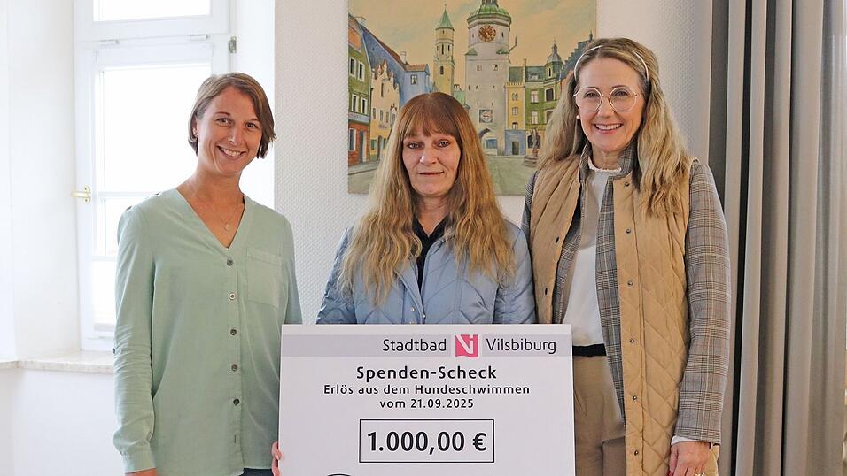 Bürgermeisterin Sibylle Entwistle (rechts) und Badleiterin Vanessa Tschurtschenthaler (links) übergeben die Spende an Petra Höffner, Vorsitzende des Ergoldinger Tierschutzvereins. Bürgermeisterin Sibylle Entwistle (rechts) und Badleiterin Vanessa Tschurtschenthaler (links) übergeben die Spende an Petra Höffner, Vorsitzende des Ergoldinger Tierschutzvereins.