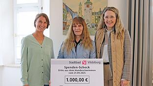 Bürgermeisterin Sibylle Entwistle (rechts) und Badleiterin Vanessa Tschurtschenthaler (links) übergeben die Spende an Petra Höffner, Vorsitzende des Ergoldinger Tierschutzvereins.