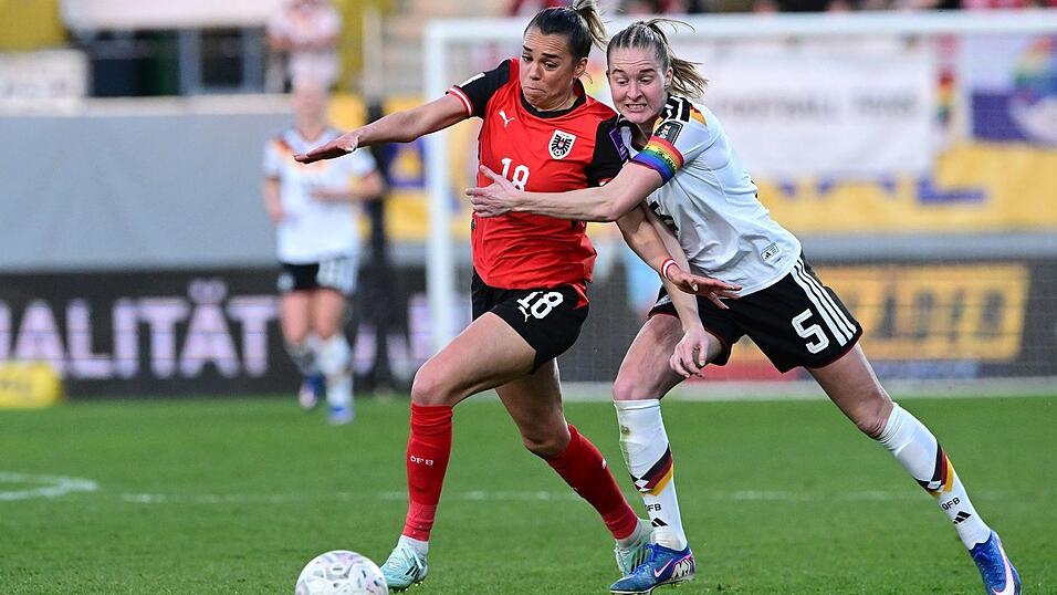 DFB-Kapit&auml;nin Janina Minge (r) wei&szlig; sich nur mit einer Notbremse gegen Julia Hickelsberger zu helfen.