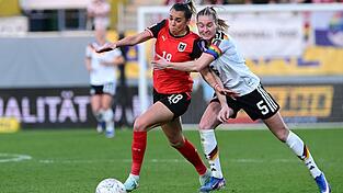 DFB-Kapit&auml;nin Janina Minge (r) wei&szlig; sich nur mit einer Notbremse gegen Julia Hickelsberger zu helfen.