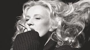 Tolle M&auml;hne und nat&uuml;rlich eine Zigarette: Portr&auml;tspezialistin Brigitte Lacombe blickt hier auf ihre Landsfrau Jeanne Moreau, 1996 in New York.