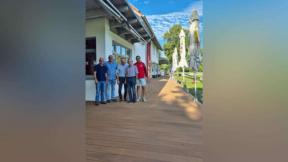 Freuen sich über eine gelungene Sanierung der Tribüne: (von rechts) Fußballabteilungsleiter Holger Bursian, TV Vorsitzender Richard Rohrer, Schreinermeister Max Heindl, Silvadec- Geschäftsführer Thierry Buckel und Georg Wallner. Freuen sich über eine gelungene Sanierung der Tribüne: (von rechts) Fußballabteilungsleiter Holger Bursian, TV Vorsitzender Richard Rohrer, Schreinermeister Max Heindl, Silvadec- Geschäftsführer Thierry Buckel und Georg Wallner.