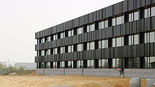 Die Fassade des neuen Gebäudes in Essenbach ist fertig montiert. Doch im Bereich Heizung, Lüftung und Sanitär gibt es momentan Probleme, die das Landratsamt auf mangelhafte Planung zurückführt. Nun ist der Einzug statt Ende dieses Jahres erst für das zweite Quartal 2025 anvisiert. 