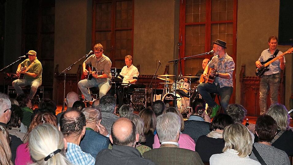 Knapp drei Stunden spielten Auf a Wort im Rathausprunksaal die Musik von STS