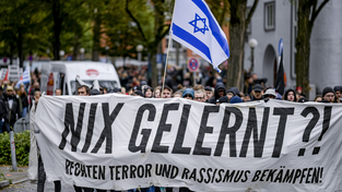 Teilnehmer einer Demonstration linker Gruppierungen halten ein Banner mit der Aufschrift 'Nix Gelernt - Rechten Terror und Rassismus bekämpfen' und eine israelische Fahne in die Höhe. Teilnehmer einer Demonstration linker Gruppierungen halten ein Banner mit der Aufschrift 'Nix Gelernt - Rechten Terror und Rassismus bekämpfen' und eine israelische Fahne in die Höhe.