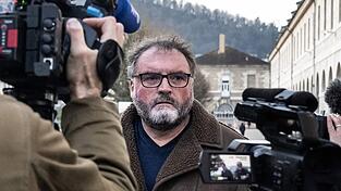 Der wegen der Vergiftung von Patienten angeklagte Anästhesist in Frankreich beteuert seine Unschuld. Der wegen der Vergiftung von Patienten angeklagte Anästhesist in Frankreich beteuert seine Unschuld.