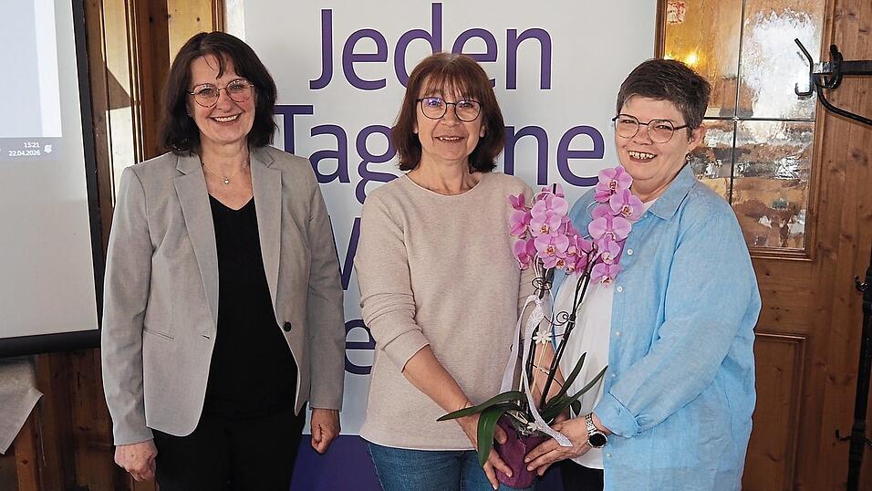 Karolin Aigner und Ingrid Ecker dankten Ingrid Huber f&uuml;r ihr zehnj&auml;hriges Wirken.