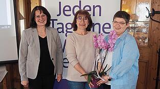 Karolin Aigner und Ingrid Ecker dankten Ingrid Huber f&uuml;r ihr zehnj&auml;hriges Wirken.