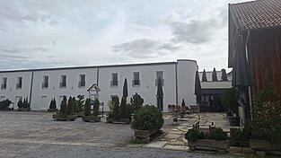 Neben Gasthaus und Eventstadl gehört jetzt auch ein Hotel mit zwölf Zimmern und maximal 30 Betten zur Zenger-Immobilie.