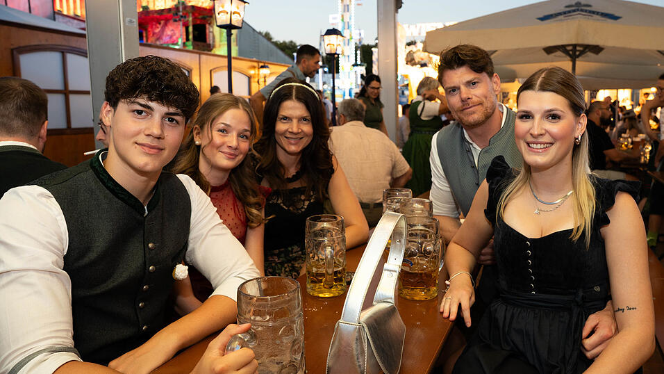 Die Partybilder vom Mittwoch, 12. August, aus dem Festzelt Reisinger. Die Partybilder vom Mittwoch, 12. August, aus dem Festzelt Reisinger.