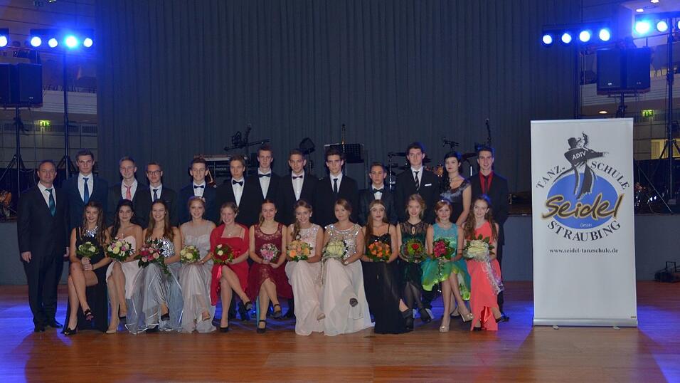 Die Bilder vom Abschlussball der Tanzschule Seidel in der Fraunhofer-Halle am 28. November. Die Bilder vom Abschlussball der Tanzschule Seidel in der Fraunhofer-Halle am 28. November.