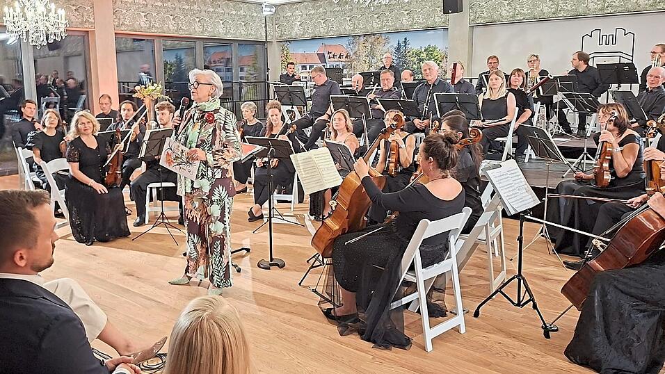 Erika Markmiller-Pleyer begrüßte die Gäste zum Abendkonzert, bei dem das Austria Festival Symphony Orchestra das Palais mit Musik erfüllte. Erika Markmiller-Pleyer begrüßte die Gäste zum Abendkonzert, bei dem das Austria Festival Symphony Orchestra das Palais mit Musik erfüllte.