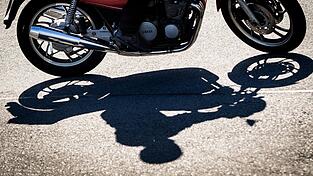 Wegen der Corona-Pandemie startete die Motorradsaison in diesem Jahr etwas sp&auml;ter. Wie bereits in den Vorjahren ereigneten sich aber gleich zu Beginn zahlreiche Unf&auml;lle mit teils schweren Folgen. (Symbolbild)