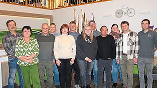 Diese Arnschwanger kandidieren auf der Freien Liste für den Gemeinderat (von links): Versammlungsleiter Hans Hruschka, Hildegard Eibl, Egid Amberger, Johann Treml, Eva Schwägerl, Thomas Münch, Sandra Gruber, Johann Wieser, Josef Amberger, Marion Amberger, Markus Kiefl, Alexander Söldner.