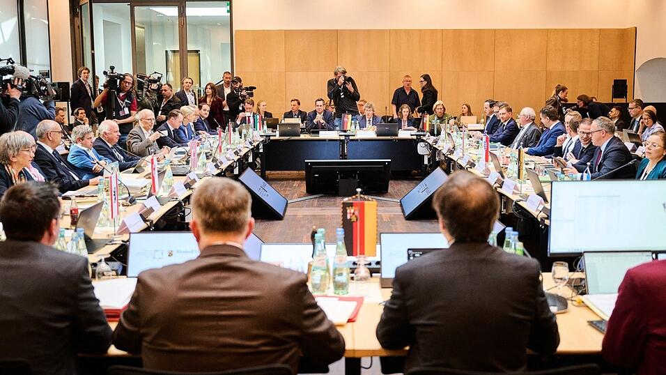 Bei der Ministerpräsidentenkonferenz gab es viel zu besprechen. Bei der Ministerpräsidentenkonferenz gab es viel zu besprechen.