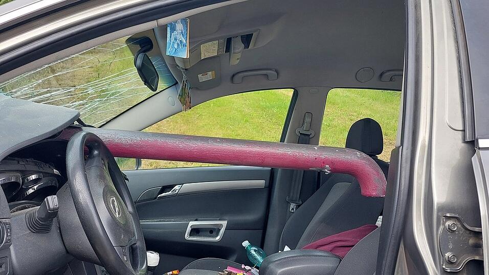 Der Handlauf des Brückengeländers bohrte sich durchs Cockpit bis zur Rückbank. Der Handlauf des Brückengeländers bohrte sich durchs Cockpit bis zur Rückbank.