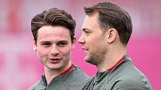 Manuel Neuer (r) muss wegen seiner Wade passen. Jonas Urbig wird beim Pokalfinale im Bayern-Tor stehen. (Archivbild)
