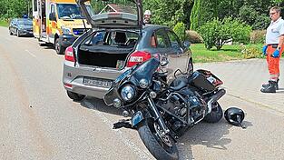 Der Motorradfahrer zog sich leichte Verletzungen zu. Der Motorradfahrer zog sich leichte Verletzungen zu.
