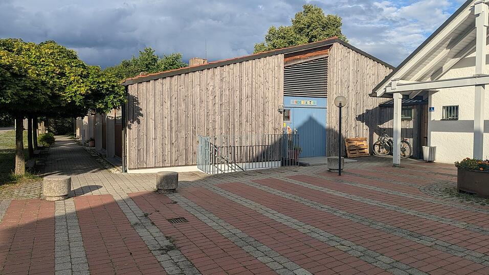 Der Kindergarten in der Dekan-Graßl-Straße soll abgerissen und neu gebaut werden. Der Kindergarten in der Dekan-Graßl-Straße soll abgerissen und neu gebaut werden.