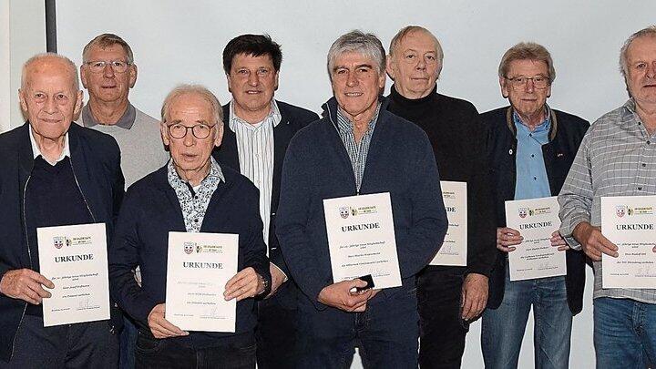BFV-Kreisvorsitzender Donau-Isar Hans Kroll (r.), BFV-Herren-Gruppenspielleiter Ömer Karakas (2.v.r.) und TSV-Vorsitzender Manfred Hofmann (8.v.l.) mit den Geehrten (v.l.) Karl-Heinz Schimitze, Thomas Beisl, Felix Bugl, Ursula Lo Sciuto, Josef Hofmann, Albert Bauer, Willi Hobmeier, Martin Westermeier, Karl Tobey, Martin Pschorr und Rudolf Ottl. BFV-Kreisvorsitzender Donau-Isar Hans Kroll (r.), BFV-Herren-Gruppenspielleiter Ömer Karakas (2.v.r.) und TSV-Vorsitzender Manfred Hofmann (8.v.l.) mit den Geehrten (v.l.) Karl-Heinz Schimitze, Thomas Beisl, Felix Bugl, Ursula Lo Sciuto, Josef Hofmann, Albert Bauer, Willi Hobmeier, Martin Westermeier, Karl Tobey, Martin Pschorr und Rudolf Ottl.