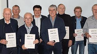 BFV-Kreisvorsitzender Donau-Isar Hans Kroll (r.), BFV-Herren-Gruppenspielleiter Ömer Karakas (2.v.r.) und TSV-Vorsitzender Manfred Hofmann (8.v.l.) mit den Geehrten (v.l.) Karl-Heinz Schimitze, Thomas Beisl, Felix Bugl, Ursula Lo Sciuto, Josef Hofmann, Albert Bauer, Willi Hobmeier, Martin Westermeier, Karl Tobey, Martin Pschorr und Rudolf Ottl. BFV-Kreisvorsitzender Donau-Isar Hans Kroll (r.), BFV-Herren-Gruppenspielleiter Ömer Karakas (2.v.r.) und TSV-Vorsitzender Manfred Hofmann (8.v.l.) mit den Geehrten (v.l.) Karl-Heinz Schimitze, Thomas Beisl, Felix Bugl, Ursula Lo Sciuto, Josef Hofmann, Albert Bauer, Willi Hobmeier, Martin Westermeier, Karl Tobey, Martin Pschorr und Rudolf Ottl.