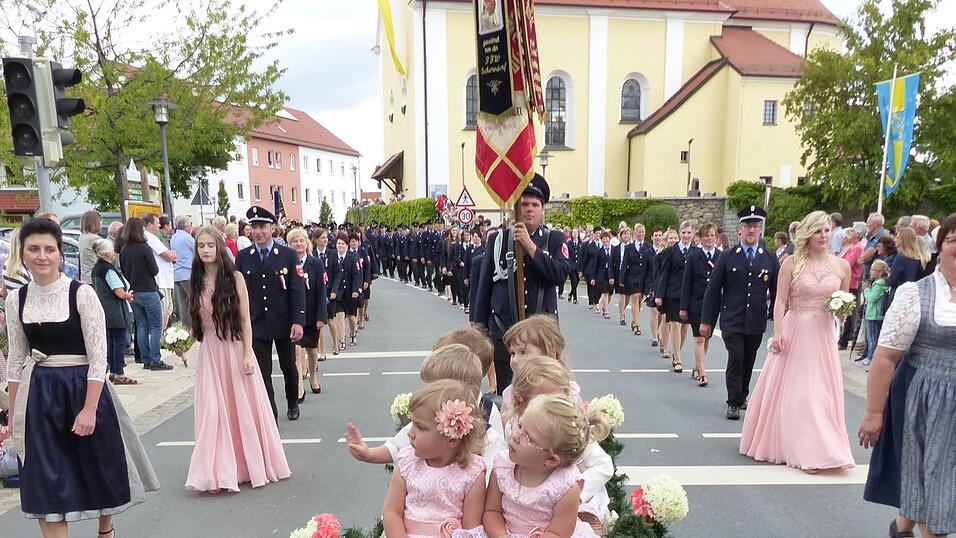 Mit Kind und Kegel vertreten: Der Patenverein FFW Thierling.