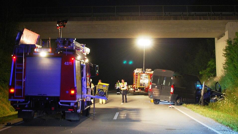 Bei einem Unfall auf der B20 sind in der Nacht auf Montag vier Menschen ums Leben gekommen. Bei einem Unfall auf der B20 sind in der Nacht auf Montag vier Menschen ums Leben gekommen.
