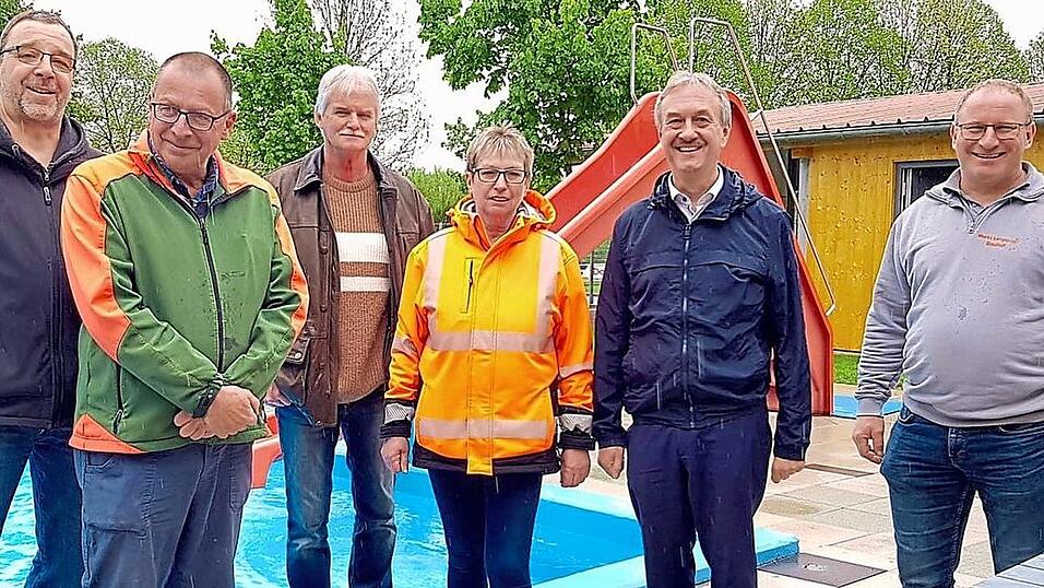 Noch sind Jacken und lange Hosen nötig: Josef Kammermeier, Winfried Czekalla, Jochen Wieler, Helga Heim, Herbert Blascheck, Bauhofleiter Heribert Roithmeier (von links) hoffen zum Freibadstart in Niederleierndorf auf wärmeres Wetter. Noch sind Jacken und lange Hosen nötig: Josef Kammermeier, Winfried Czekalla, Jochen Wieler, Helga Heim, Herbert Blascheck, Bauhofleiter Heribert Roithmeier (von links) hoffen zum Freibadstart in Niederleierndorf auf wärmeres Wetter.