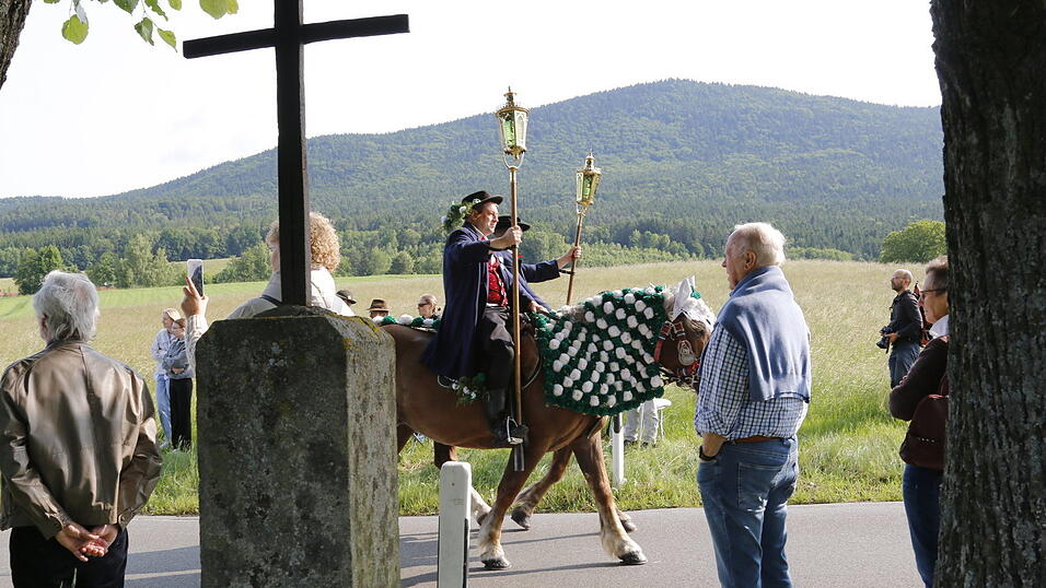 Bei angenehmen Temperaturen zogen die Pfingstreiter durch das Zellertal nach Steinbühl. Bei angenehmen Temperaturen zogen die Pfingstreiter durch das Zellertal nach Steinbühl.