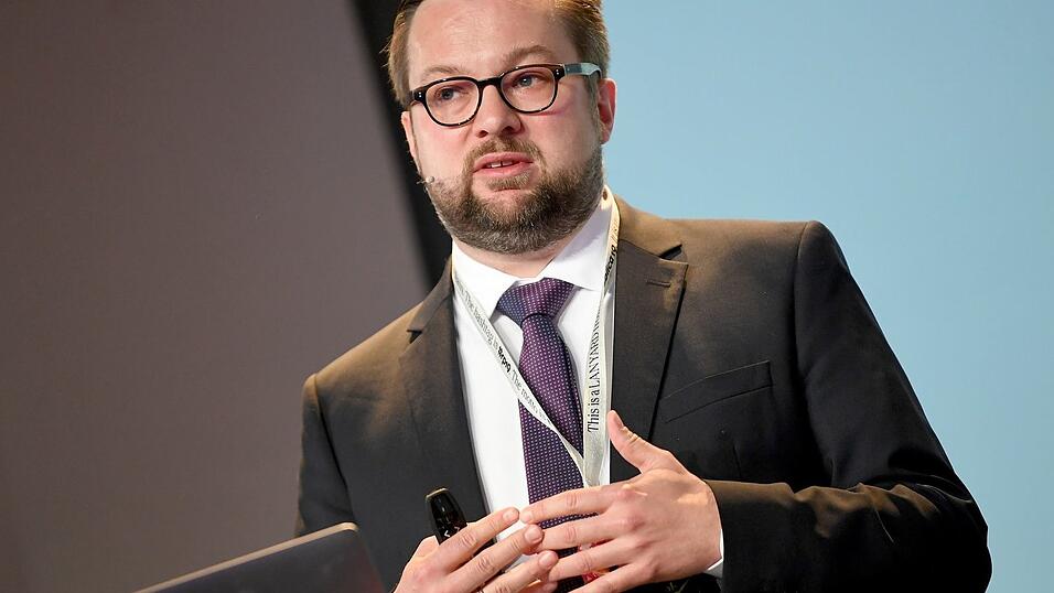 Oliver Nachtwey bekommt den Preis gemeinsam mit der Autorin Carolin Amlinger (Archiv). Oliver Nachtwey bekommt den Preis gemeinsam mit der Autorin Carolin Amlinger (Archiv).