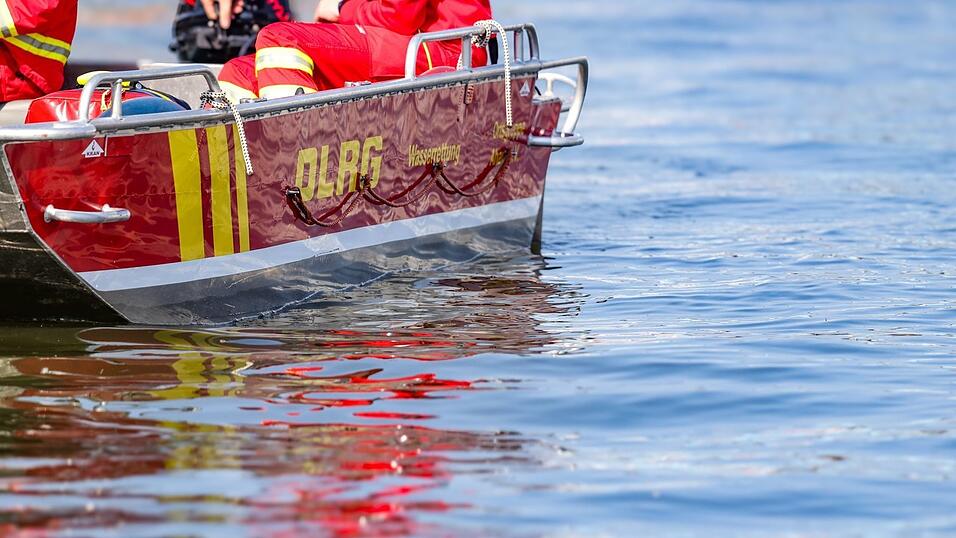 In Not geratene Menschen auf dem Wasser retten - das ist eine wichtige Aufgabe der Deutschen Lebens-Rettungs-Gesellschaft. (Symbolbild)