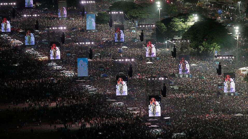 Shakira trat am legend&auml;ren Strand von Copacabana vor gesch&auml;tzt zwei Millionen Menschen auf.