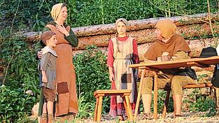 Weil der Vater ein Taugenichts ist, muss die Familie Rüst in bitterer Armut leben und die Kinder hungern. Weil der Vater ein Taugenichts ist, muss die Familie Rüst in bitterer Armut leben und die Kinder hungern.