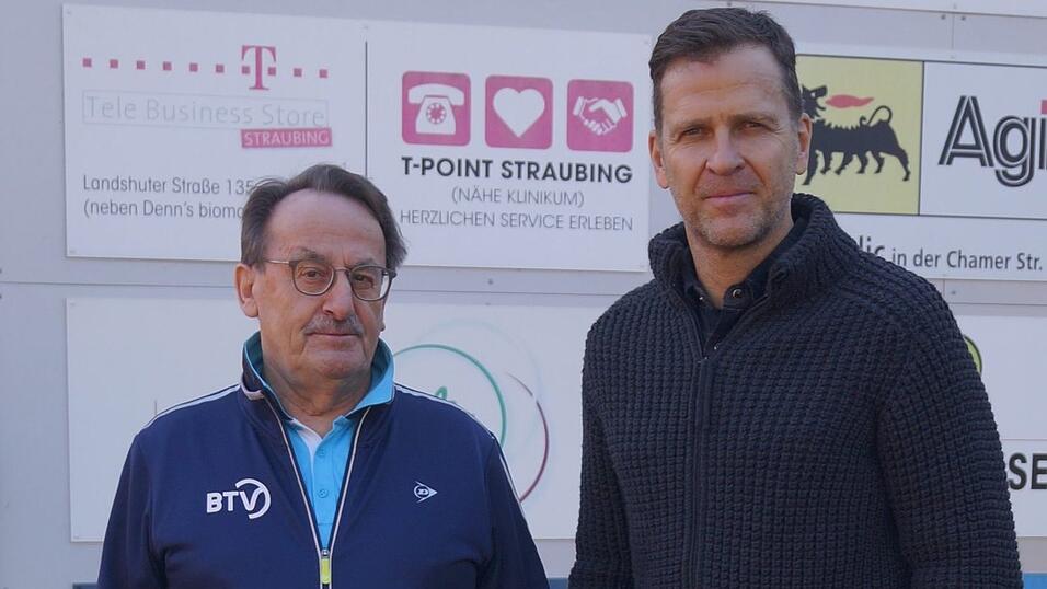 &Uuml;berraschungsgast am Vereinsgel&auml;nde des TC Rot-Wei&szlig; Straubing: Oliver Bierhoff (r.) zusammen mit dem Klub-Vorsitzenden Karl Dinzinger.