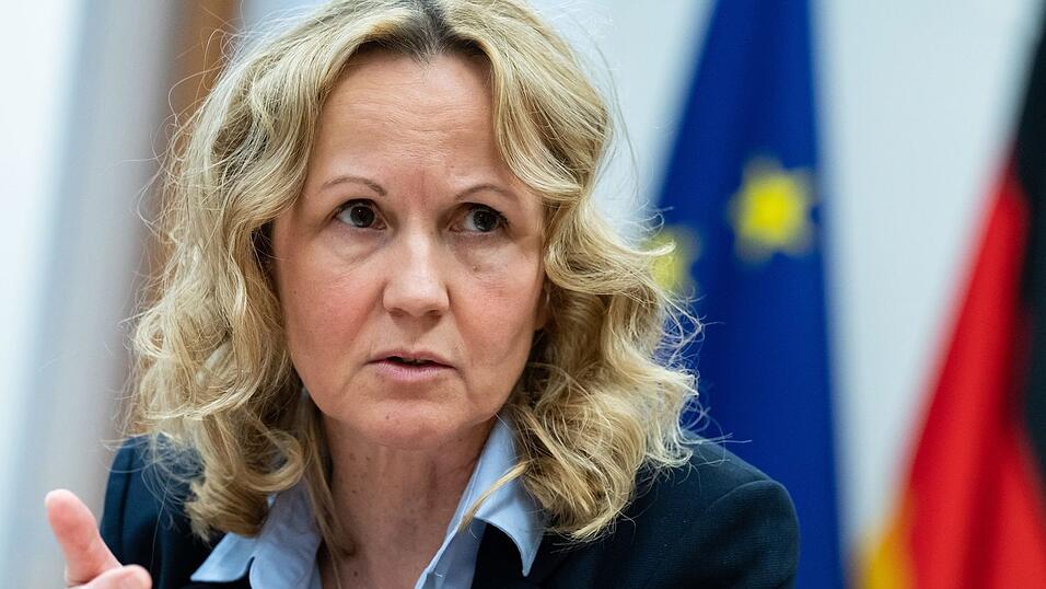 Die Bundesumweltministerin will nicht erneut über die Rückkehr zur Atomkraft debattieren. Die Bundesumweltministerin will nicht erneut über die Rückkehr zur Atomkraft debattieren.