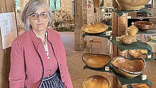 Hobbykünstler-Sprecherin Agnes Heigl neben Holzgeschirr.