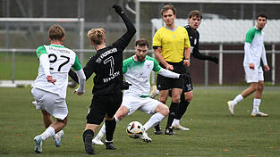 Die SpVgg GW Deggendorf um Florian Garhammer (in weiß, am Ball) konnte den Rückstand gegen den TSV Waldkirchen zwar ausgleichen, musste sich aber mit einem Unentschieden begnügen. Die SpVgg GW Deggendorf um Florian Garhammer (in weiß, am Ball) konnte den Rückstand gegen den TSV Waldkirchen zwar ausgleichen, musste sich aber mit einem Unentschieden begnügen.