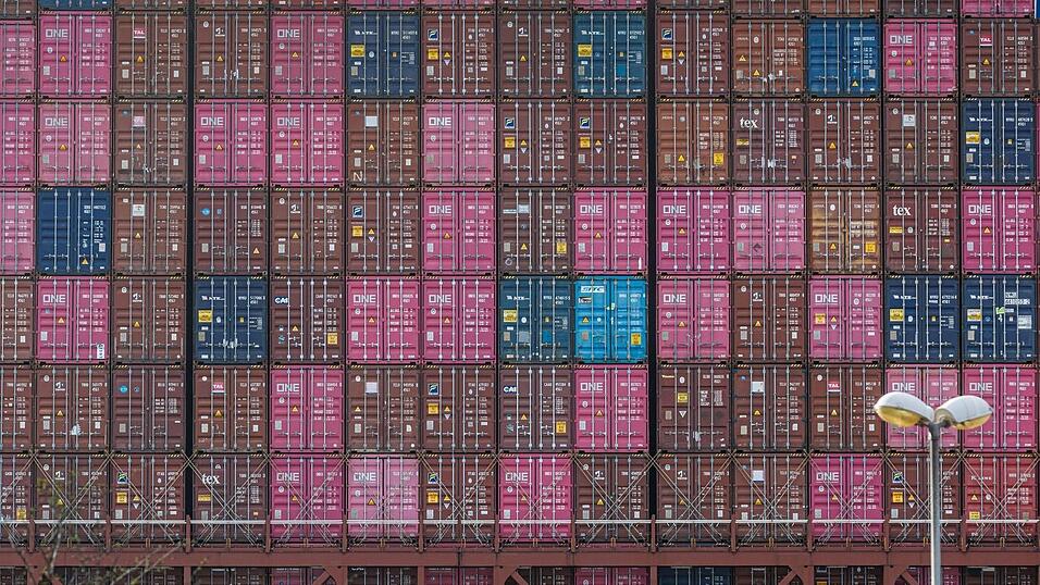 Auf die gr&ouml;&szlig;ten Schiffe passen rechnerisch mehr als 24.000 Standardcontainer. (Archivbild)
