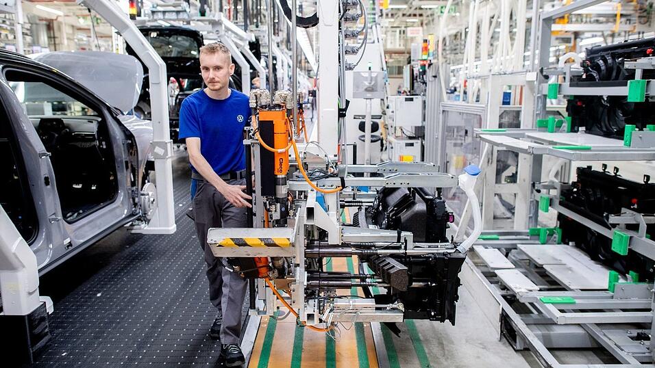 Die Stimmung in der deutschen Autoindustrie ist im September auf einen der tiefsten Werte seit Jahren gesunken. (Archivbild)