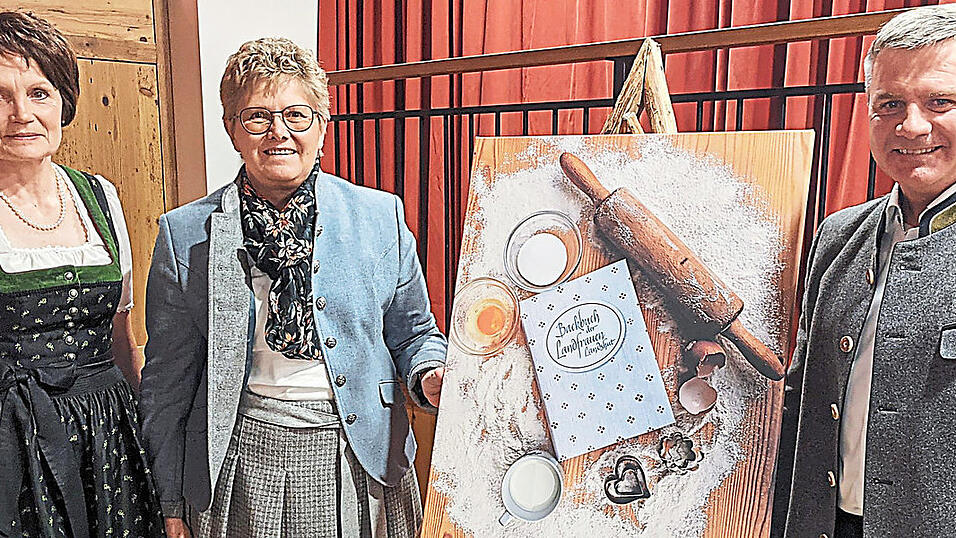 Sie machten es spannend bei der Enthüllung der Titelseite: (von links) Kreisbäuerin Angelika Graf, Bezirksbäuerin Irene Waas und Landrat Peter Dreier. Sie machten es spannend bei der Enthüllung der Titelseite: (von links) Kreisbäuerin Angelika Graf, Bezirksbäuerin Irene Waas und Landrat Peter Dreier.