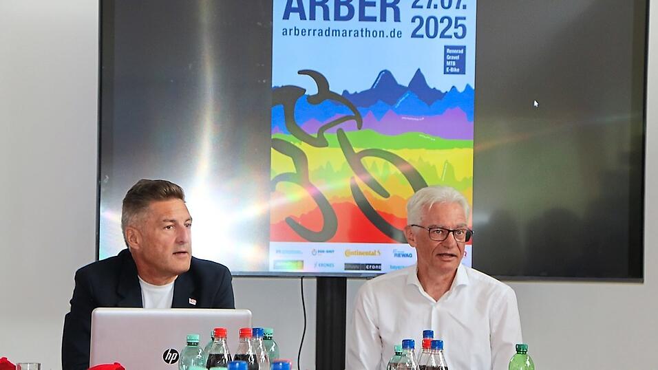 Vorsitzender Ulrich M&ouml;nius (rechts) und sein Vize Alexander Koller stellten die Vorbereitungen f&uuml;r den Arber Radmarathon vor.