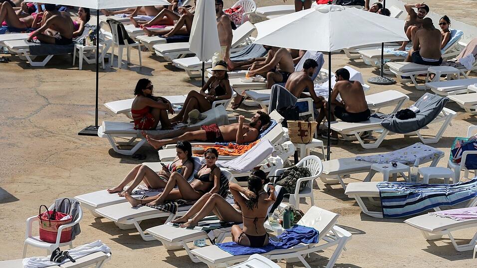 Der Eintritt zum Beiruter Strandclub 'Sporting' kostet in diesem Jahr mindestens 30 Euro. Der Eintritt zum Beiruter Strandclub 'Sporting' kostet in diesem Jahr mindestens 30 Euro.