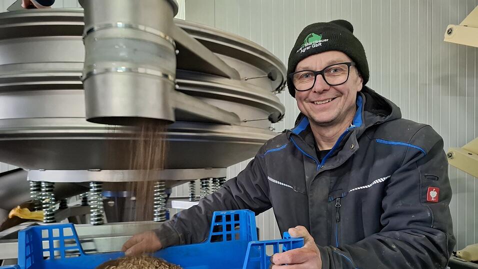 Vergangene Woche fuhr Aue seine erste Larven-Ernte ein.